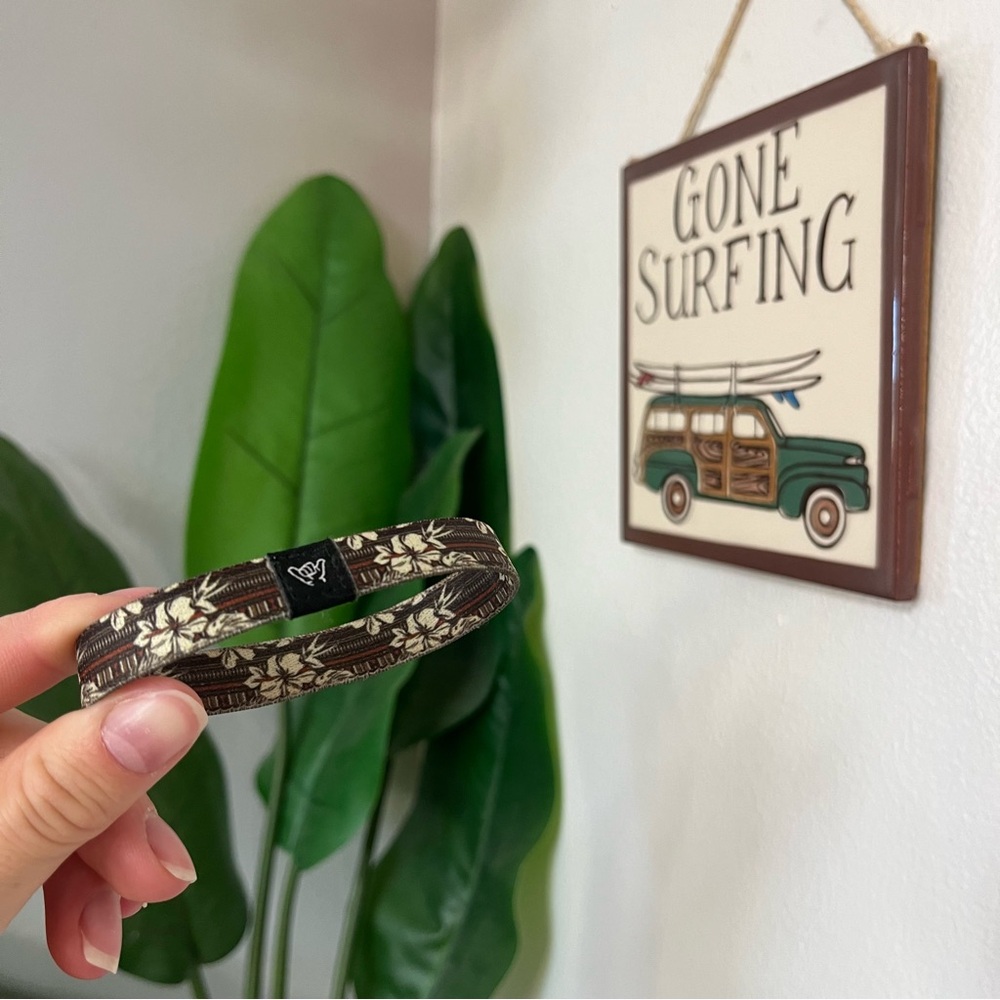 Hang loose bracelet